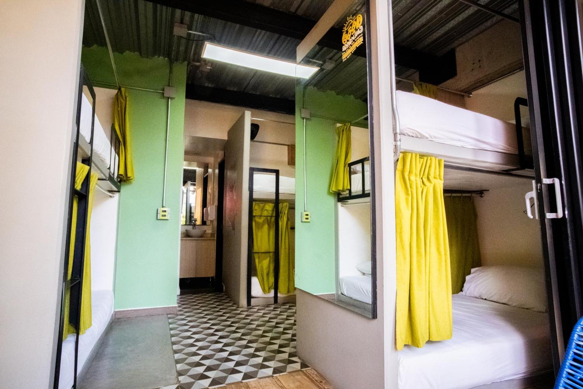 Los Patios Hostel Medellin Bagian luar foto