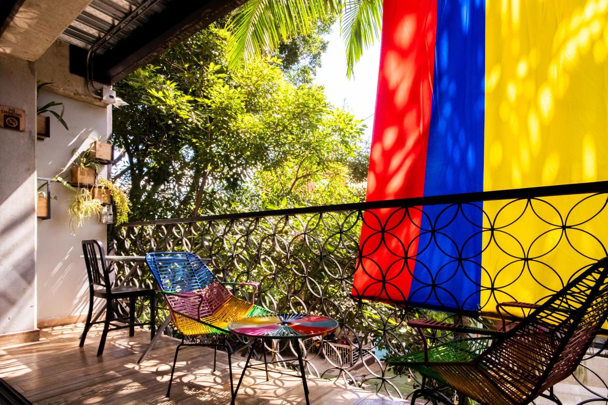 Los Patios Hostel Medellin Bagian luar foto