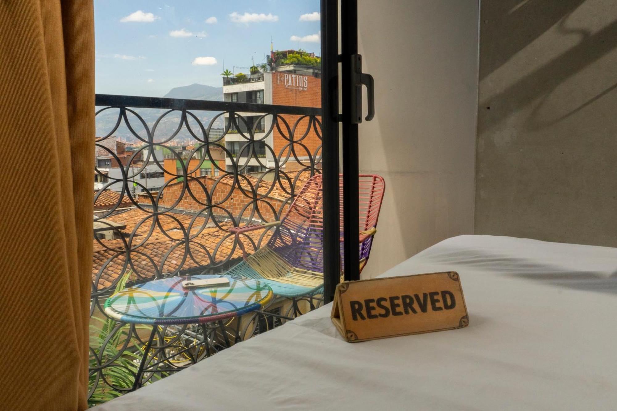 Los Patios Hostel Medellin Bagian luar foto