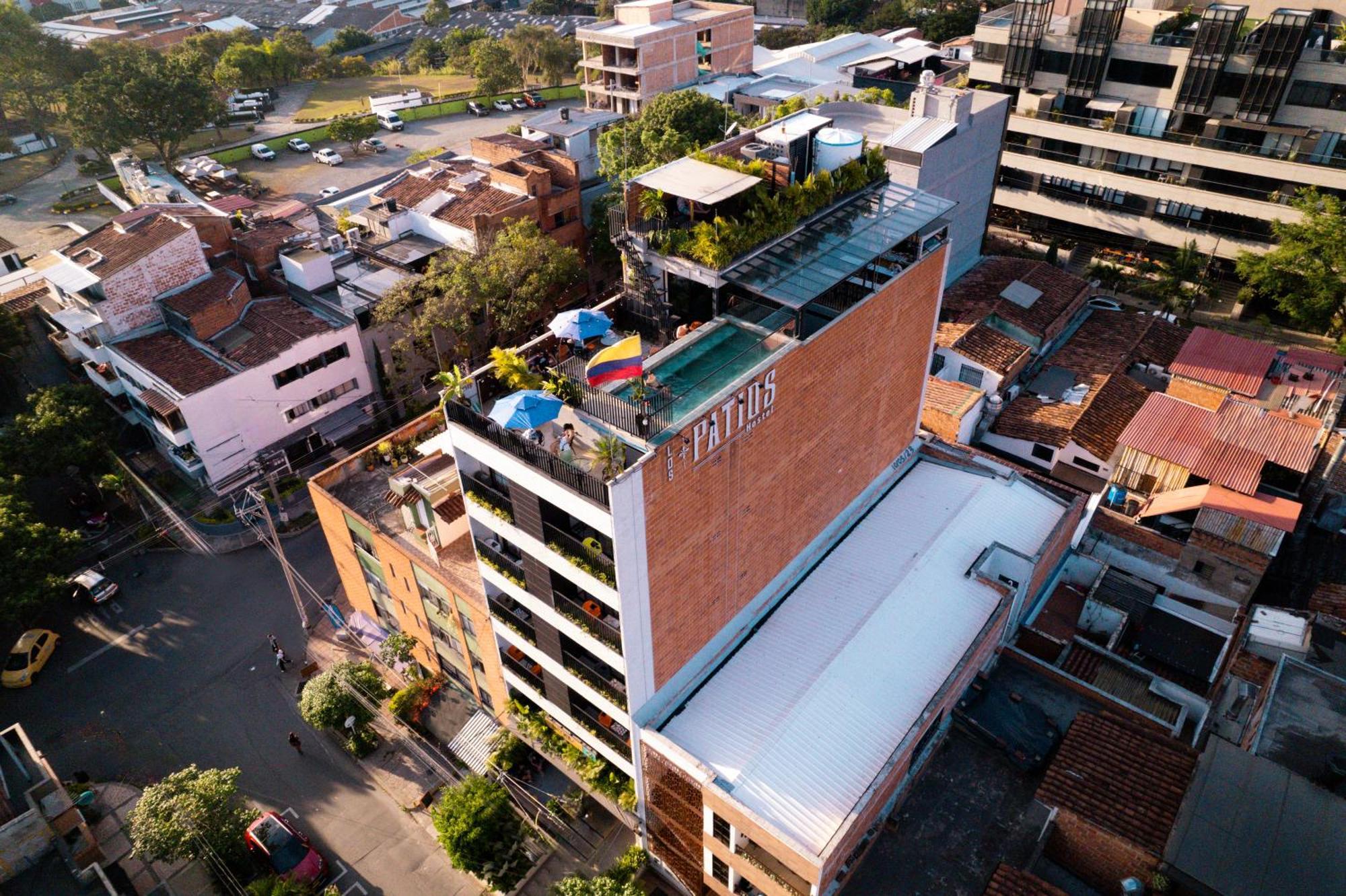 Los Patios Hostel Medellin Bagian luar foto