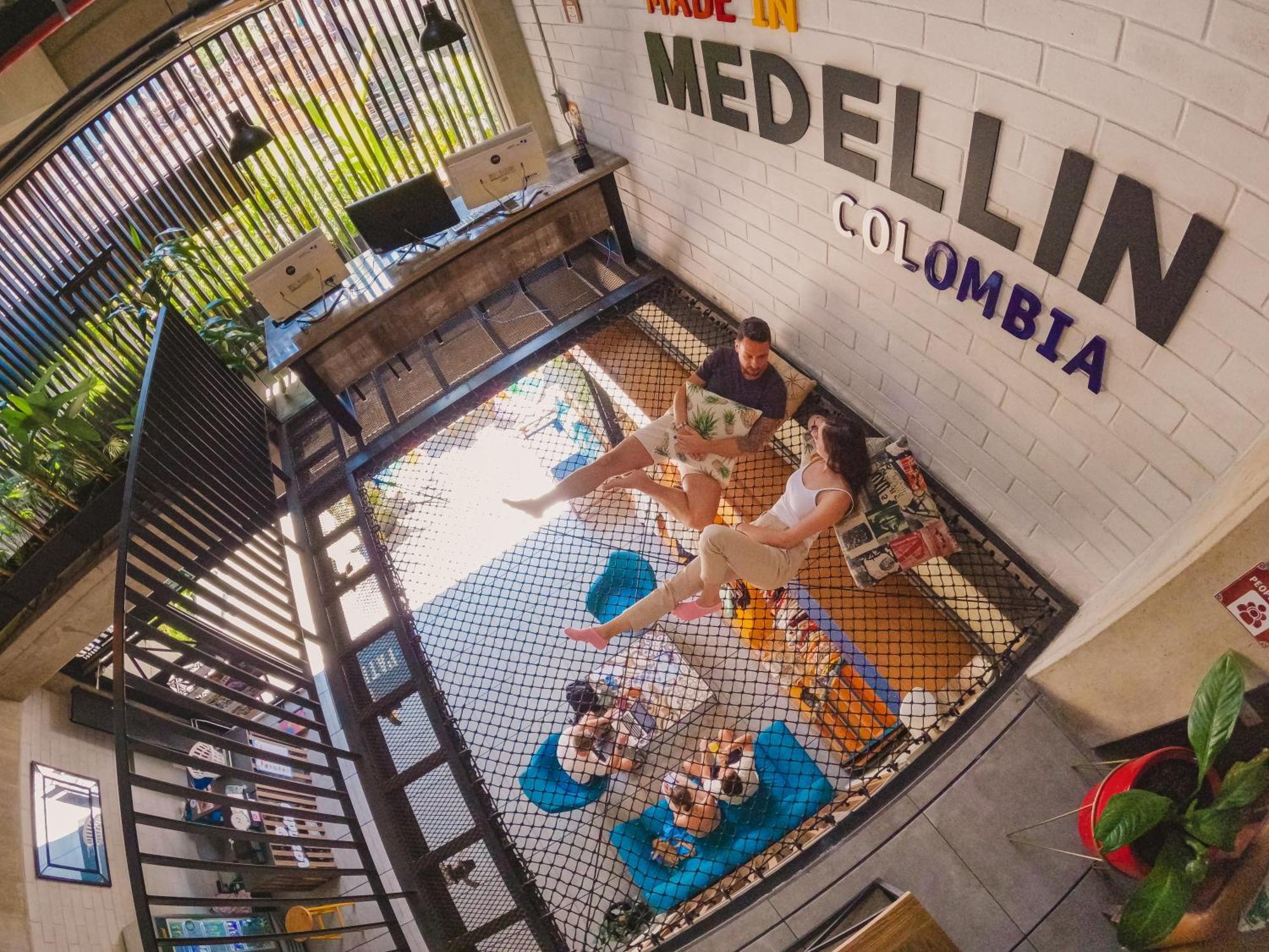 Los Patios Hostel Medellin Bagian luar foto