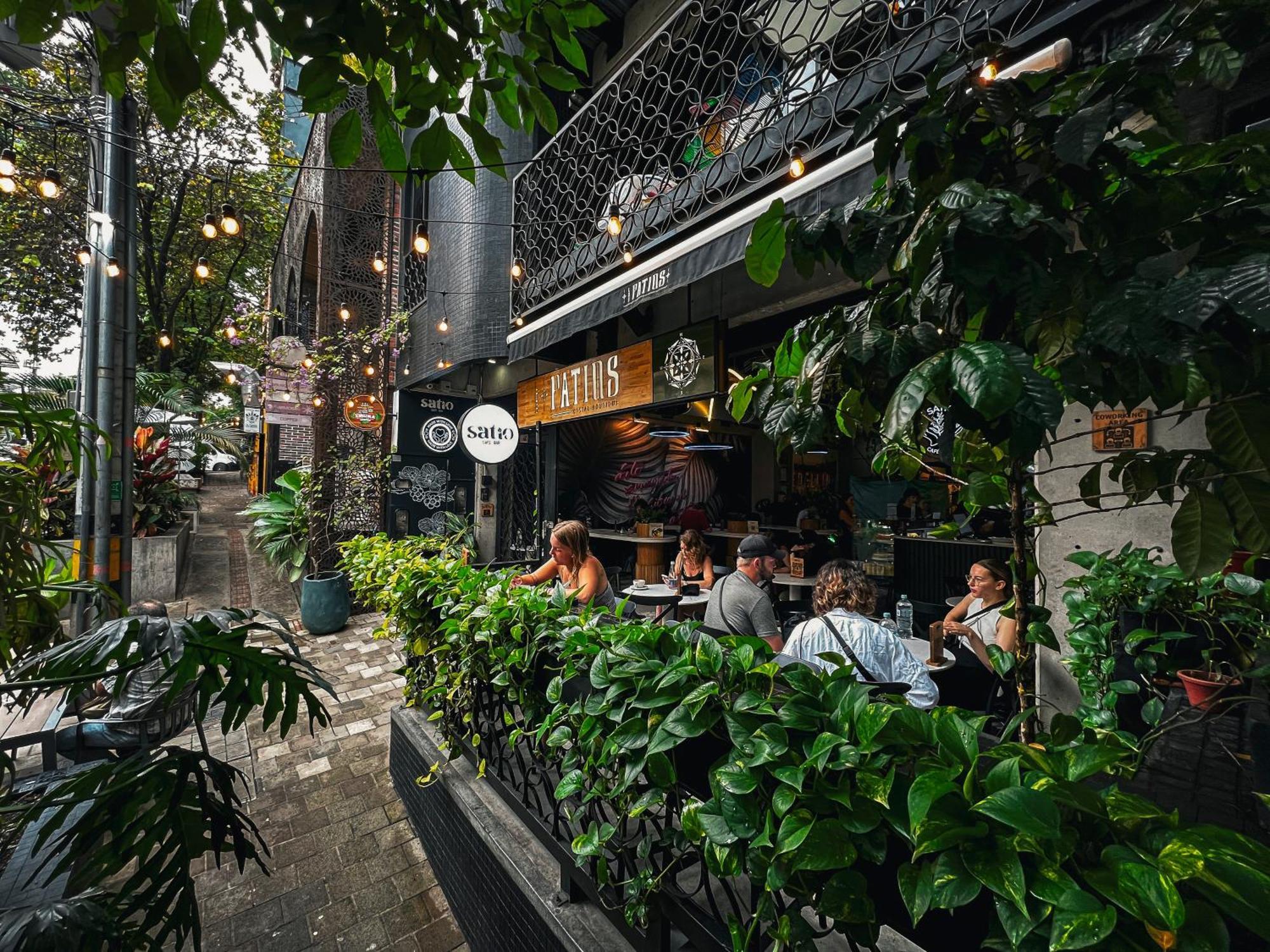 Los Patios Hostel Medellin Bagian luar foto