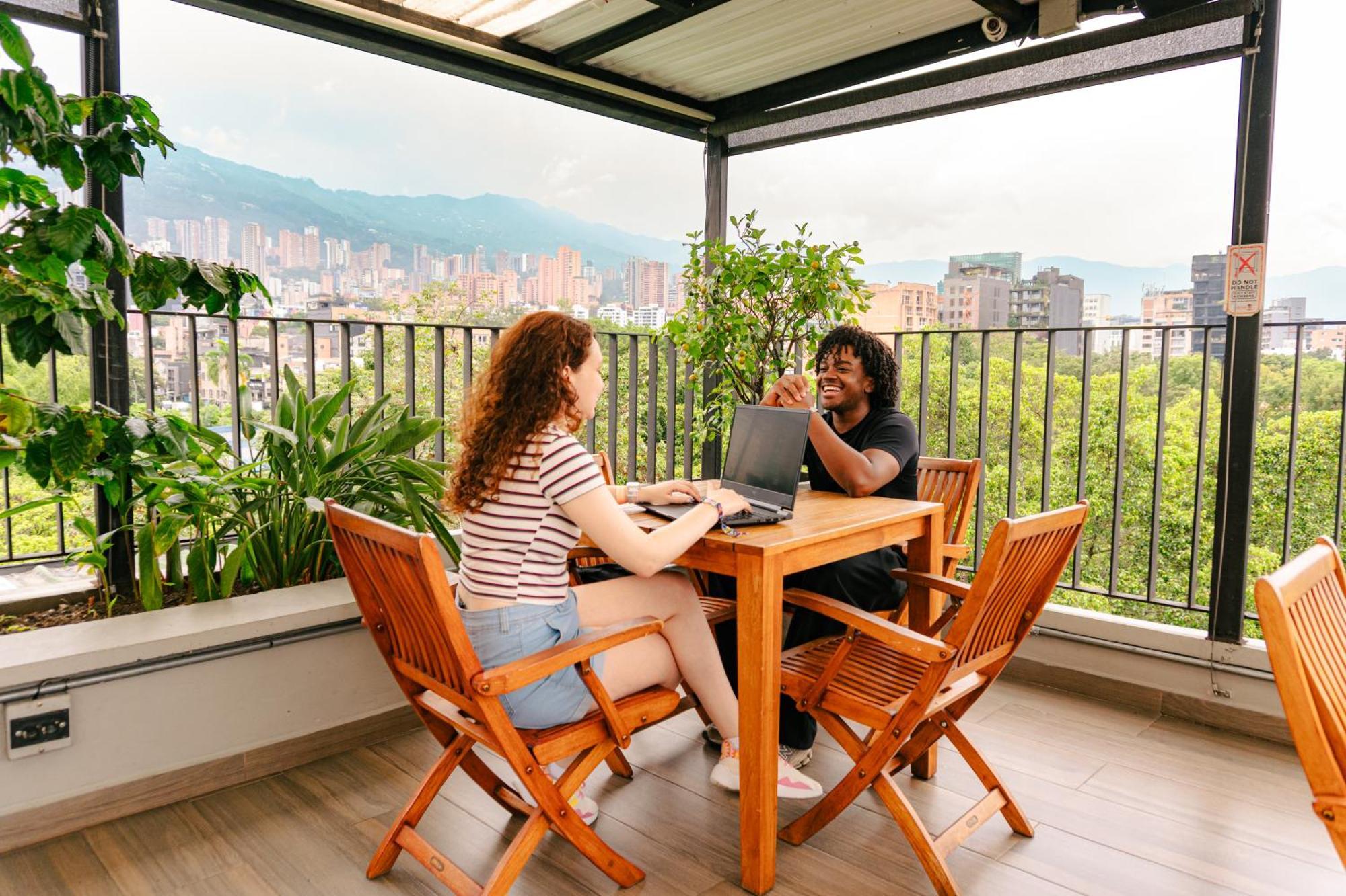 Los Patios Hostel Medellin Bagian luar foto