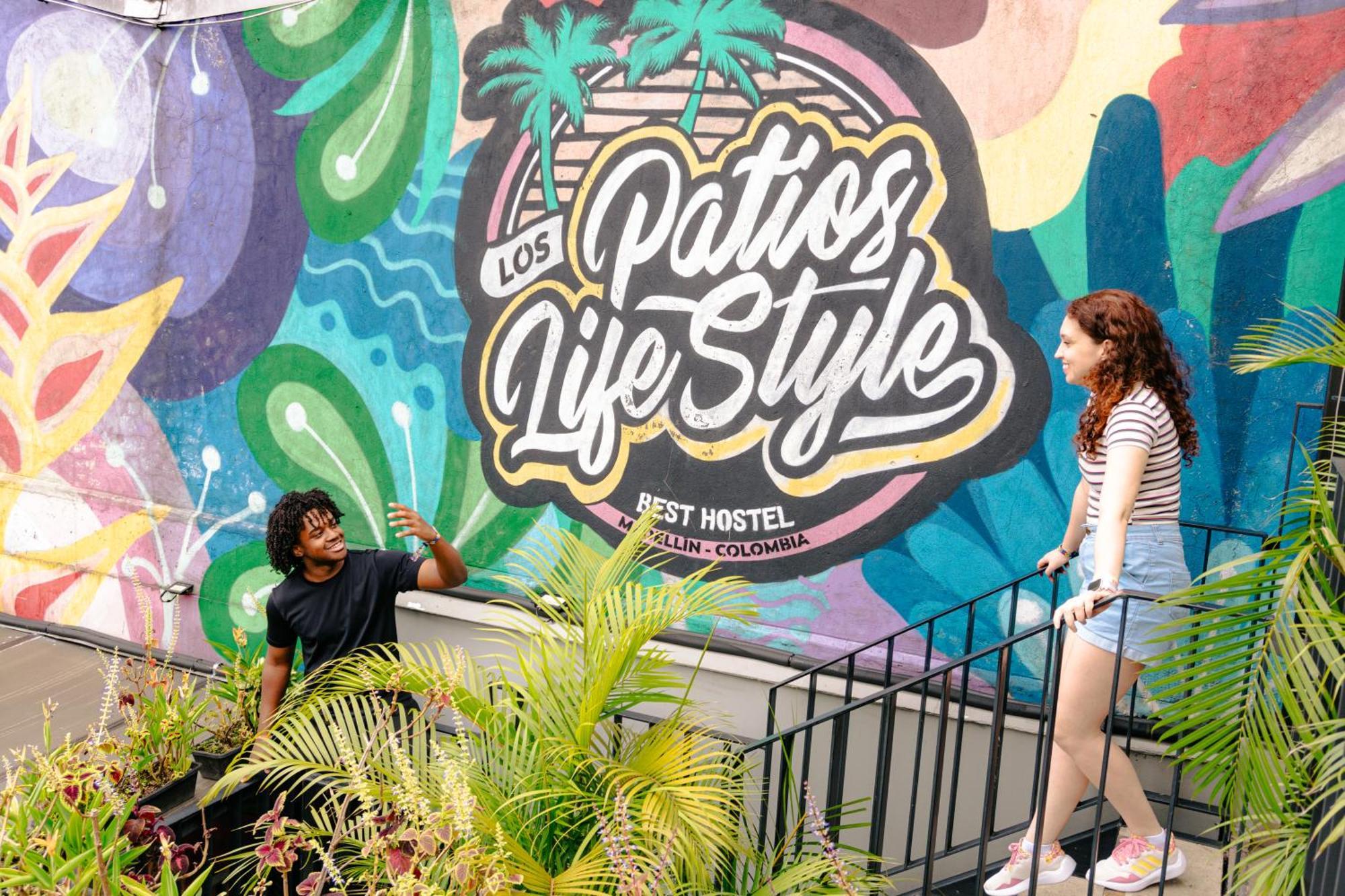 Los Patios Hostel Medellin Bagian luar foto
