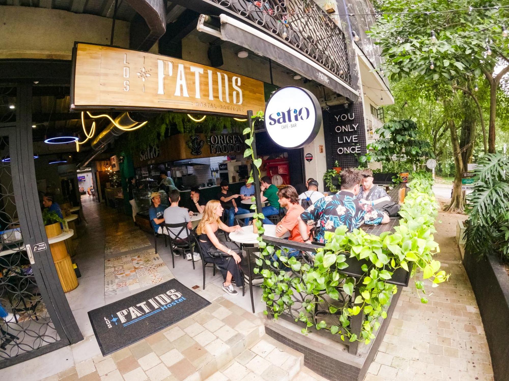 Los Patios Hostel Medellin Bagian luar foto